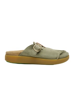 Sandalia tipo slip-on con parte superior de ante verde oliva, plantilla acolchada marrón, tira con hebilla color cuero y suela gruesa de color marrón claro.