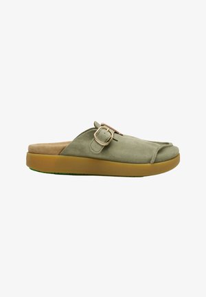 Sandalia tipo slip-on con parte superior de ante verde oliva, plantilla acolchada marrón, tira con hebilla color cuero y suela gruesa de color marrón claro.