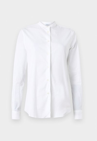 Chemise blanche à manches longues avec un col mandarin, en tissu lisse, dotée d'une patte de boutonnage à l'avant et d'une coupe ajustée. Sans motifs ni accents.
