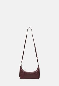 Bordowa skórzana torebka na ramię z długim regulowanym paskiem, o zaokrąglonym kształcie i subtelnych detalach szwów. Gładka faktura i minimalistyczny design.