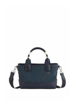 Granatowa torebka w prążki z ciemnoniebieskim skórzanym wykończeniem, podwójnymi uchwytami owiniętymi w granat i beż, oraz odpinanym paskiem na ramię z srebrnym okuciem.