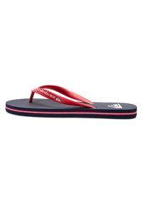Tongs rouges et bleu marine avec une semelle texturée, présentant de fines lanières rouges et un accent de logo blanc sur la semelle et la lanière.
