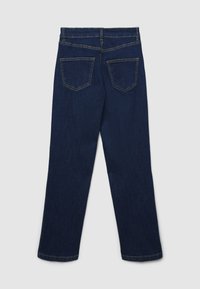 Jeans in denim blu scuro con taglio a gamba dritta, due tasche posteriori, cuciture a contrasto gialle e una vita standard.