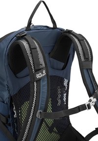 Sac à dos Jack Wolfskin bleu et noir avec panneau dorsal rembourré en maille et boucle de sangle de poitrine ajustable sur les bretelles.