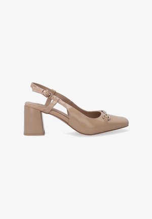 Beige lakleren slingback pumps met een vierkante neus, blokhak en decoratieve gouden hardware aan de voorkant. Gespsluiting op de band.