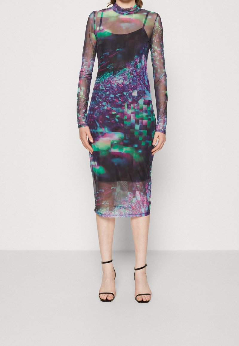 Robe en tissu transparent à manches longues, présentant une impression numérique multicolore avec des motifs abstraits. Silhouette ajustée, longueur genou, avec un col rond.