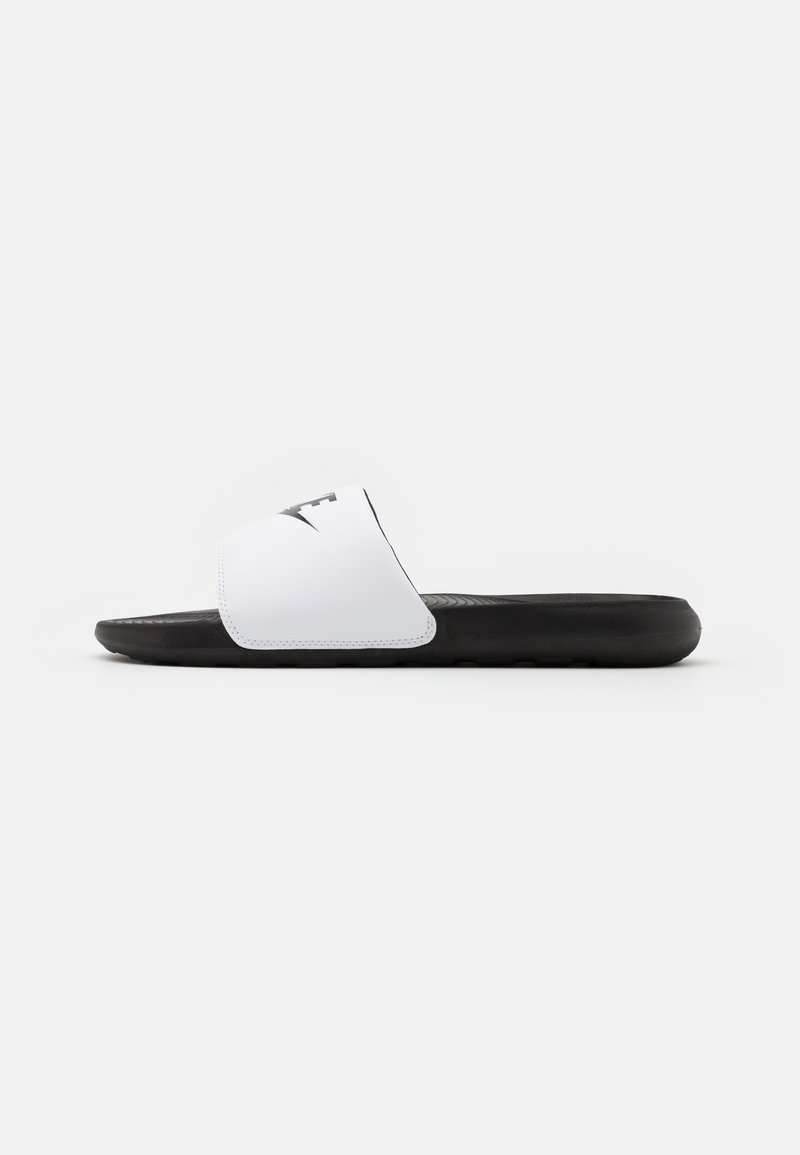 Sandale albe cu talpă neagră, având o bază texturată și o curea lată marcată cu un logo negru. Design plat pentru o purtare ușoară.