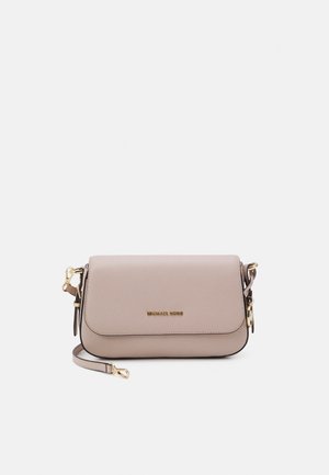 Lyserød rektangulær crossbody taske med klap og guld Michael Kors-logo, guldfarvet hardware og en aftagelig rem på hvid baggrund.