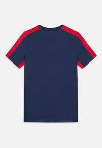 Marineblaue Kurzarm-T-Shirt mit roten Akzenten an den Schultern. Hergestellt aus strukturiertem Stoff, mit Rundhalsausschnitt und normalem Schnitt.