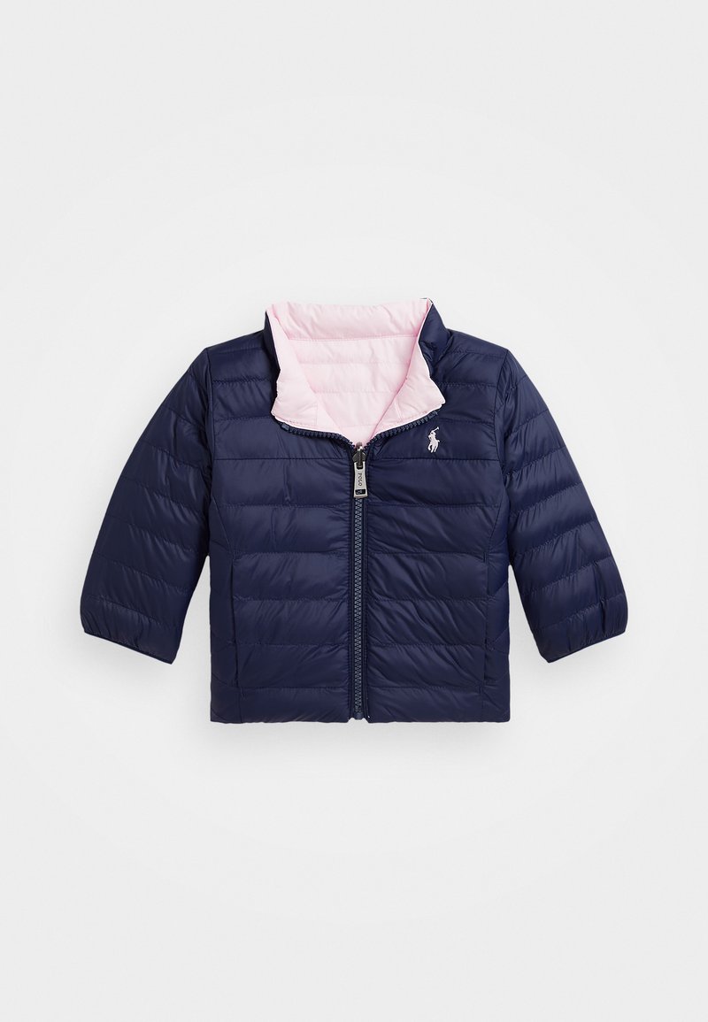 Casaco puffer azul-marinho com um forro interior rosa, fecho de correr frontal e mangas curtas. Apresenta acolchoamento horizontal e um pequeno logo no peito.