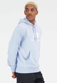 New Balance ESSENTIALS STACKED LOGO HOODIE - Jersey con capucha - light arctic grey