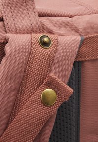 Doughnut MACAROON LARGE REBORN SERIES BACKPACK UNISEX - Malý batoh  - chestnut