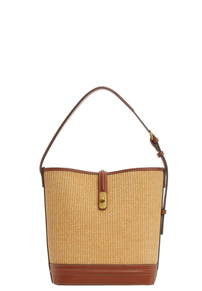 Vietä punottu vaaleanruskea olkalaukku ruskeilla nahkaaksentilla, yläkansi kultaisella lukolla ja yksittäisellä hihnalla olalle kantamista varten.