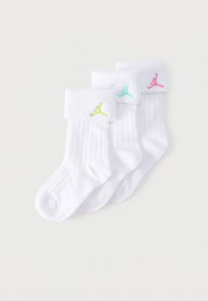 Kolm paari valgeid soonilisi crew-sokke voltidega, igal paaril väike tikitud Jumpmani logo kollases, türkiissinises ja roosas toonis.