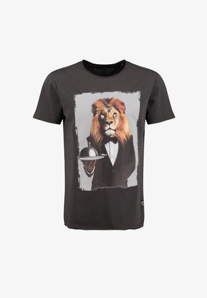 Camiseta de algodón negra con un gráfico de un león en esmoquin sosteniendo una bandeja de plata, enmarcado por un borde blanco desgastado.