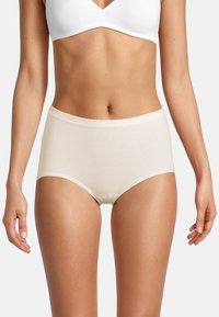 Mutande in cotone beige chiaro a vita alta con una fascia ondulata e una consistenza liscia, caratterizzate da un design classico a copertura totale.