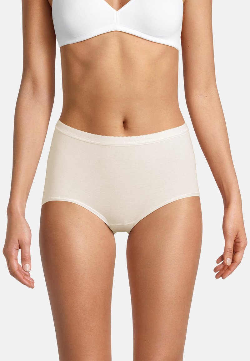 Mutande in cotone beige chiaro a vita alta con una fascia ondulata e una consistenza liscia, caratterizzate da un design classico a copertura totale.