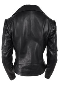 Schwarze Lederjacke mit tailliertem Design, ausgestattet mit gesteppten Schulterakzenten und einem klassischen Kragen. Glatte Textur und minimalistische Details.