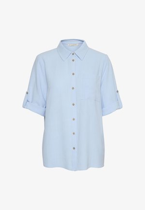 Svetlomodrá košeľa na gombíky s klasickým golierom, vyhrnutými rukávmi, vreckom na hrudi a hnedými gombíkmi na prednej strane. Hladká textúra látky.