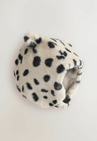 Faux-Fur-Mütze in Hellbeige mit schwarzen Leopardenflecken. Besitzt eine runde Form und kleine, ohrähnliche Akzente oben. Plüschige Textur.