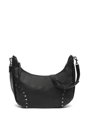 Crna kožna torba preko ramena s metalnim detaljima zakovica, podesivim remenom i zatvaračem na bijeloj pozadini.