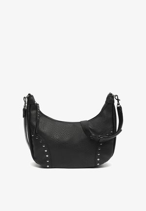 Čierna kožená taška na rameno s detailmi z kovových nitov, nastaviteľným popruhom a zipsovým zatváraním na bielom pozadí.