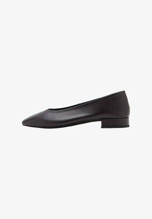 Ballerines noires en cuir avec un bout pointu et un petit talon carré. Texture lisse, design minimaliste, sans quincaillerie ni accents visibles.