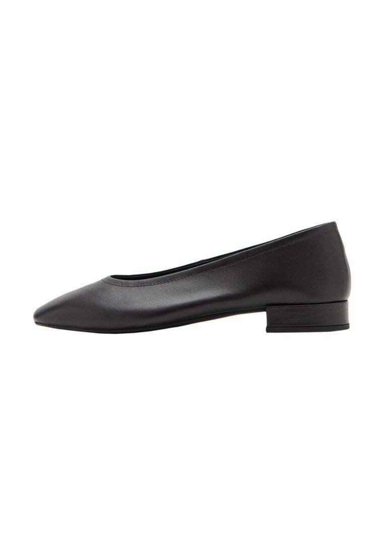 Bailarinas de cuero negro con punta afilada y pequeño tacón cuadrado. Textura suave, diseño minimalista y sin herrajes ni acentos visibles.