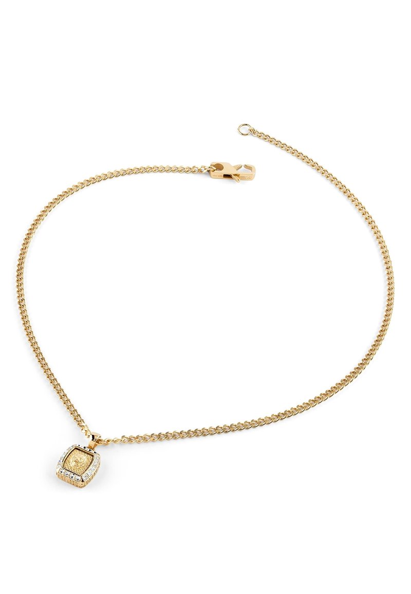 Collana in oro con un pendente quadrato decorato con piccole pietre trasparenti. La catena presenta un design attorcigliato, con chiusura a moschettone.