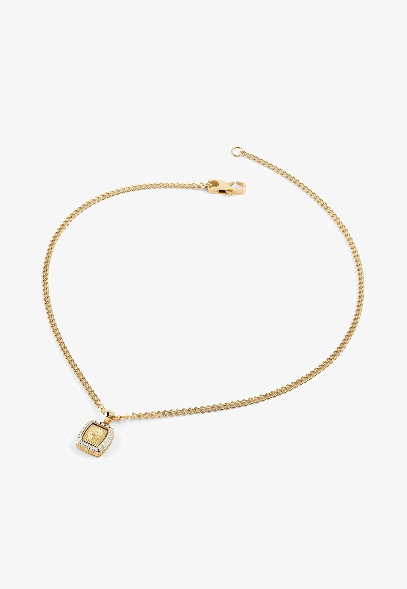 Collana in oro con un pendente quadrato decorato con piccole pietre trasparenti. La catena presenta un design attorcigliato, con chiusura a moschettone.