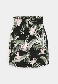 Shorts noirs taille haute avec imprimé floral tropical rose et blanc, ceinture large en tissu avec un discret volant à la taille.
