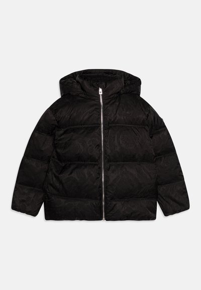 Chaqueta acolchada negra con capucha, con un acabado brillante, patrón acolchado y cierre de cremallera frontal. Aislamiento suave y grueso para mantener el calor.