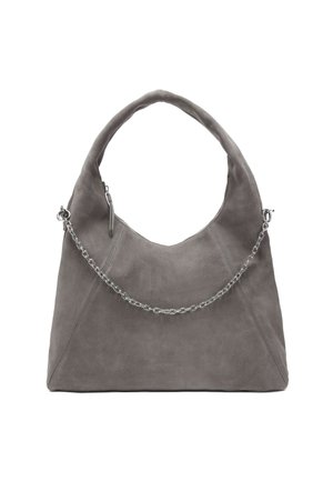 Bolso de ante gris con un solo asa estilo hobo y un detalle de cadena metálica. Presenta una costura sutil y una textura suave.