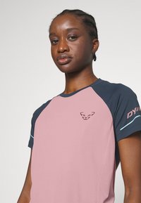 Dynafit ALPINE PRO TEE - T-skjorte til trening - mokarosa