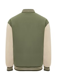 Giacca bomber verde con maniche crema, colletto e polsini a righe. Tessuto liscio con vestibilità rilassata, caratterizzata da un design minimalista.