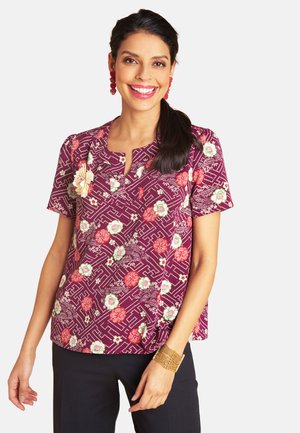 Kurzärmlige Pflaumenbluse mit roten und grünen Blumenmustern. Verfügt über einen Rundhalsausschnitt und einen lockeren, entspannten Schnitt.