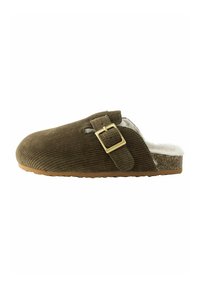 Sabot en velours côtelé marron avec un intérieur doux, détail de boucle sur le côté et semelle extérieure en caoutchouc texturé pour une adhérence et un confort optimaux.