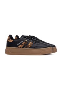 Zapatillas negras con acentos de estampado de leopardo, parte superior de cuero texturizado, cordones negros y suela de goma marrón. Presenta el logo en un lado.