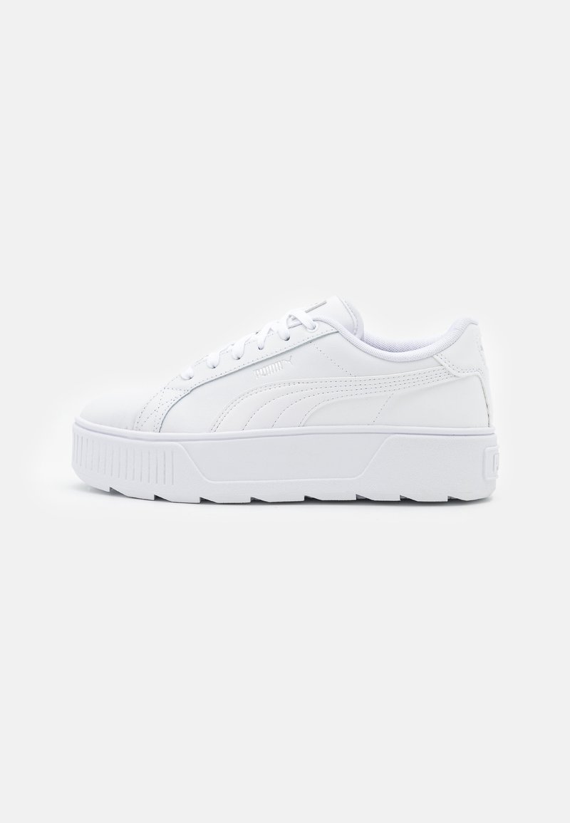 Baskets blanches Puma profil bas avec semelle épaisse, lacets à l’avant et marquage subtil sur le côté et la languette sur fond uni.