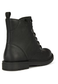 Stivale alla caviglia in pelle nera con una superficie liscia, punta arrotondata e occhielli in metallo per i lacci. Presenta un'etichetta sul retro e una suola testurizzata.