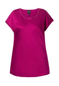 Blouse fuchsia à manches courtes en tissu doux. Encolure ronde avec un léger détail de couture. Design ample et coupe droite.