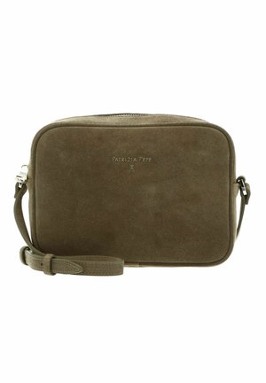 Sac bandoulière rectangulaire en daim vert olive avec bandoulière réglable et fermeture éclair argentée, marqué "Patrizia Pepe" à l'avant.
