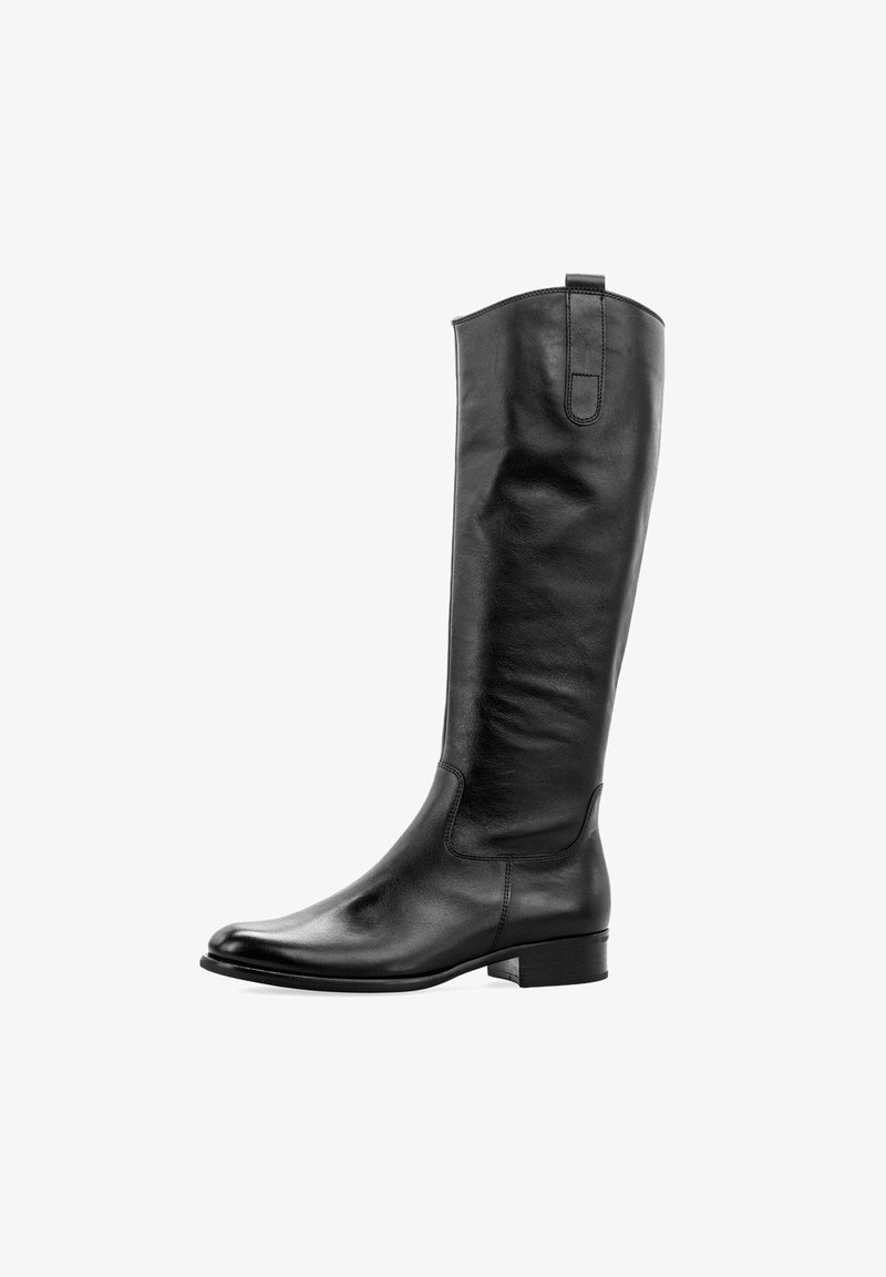 Bottine noire en cuir hauteur genou avec une texture lisse, bout rond, couture minimale et petit talon. Équipée d'une languette à l'arrière pour un enfilage facile.