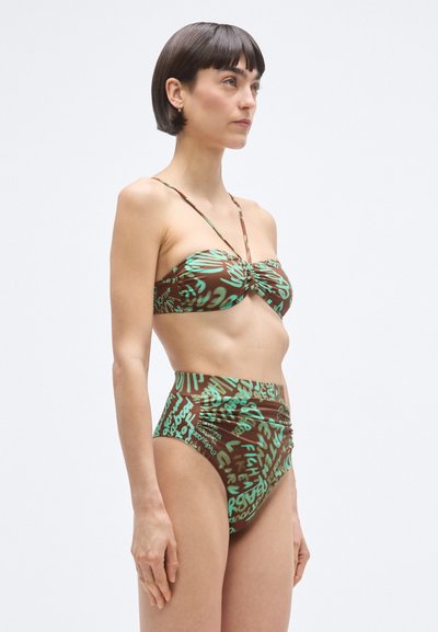 Barna és zöld mintás bikini, csomós bandeau felsővel és redős, magas derekú alsóval. Simább, rugalmas anyagból.