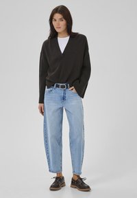 My Essential Wardrobe HUXI V-NECK - Svetr - espresso