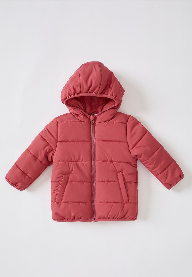 Dziecięca pikowana kurtka z kapturem w kolorze zgaszonego różu, z zamkiem z przodu i dwoma bocznymi kieszeniami, pokazana na płasko na białym tle.
