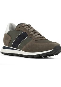 Deportivas para hombre en ante verde oscuro, con una franja de ante azul marino, detalles en blanco y una lengüeta de malla texturizada. Suela de goma negra.