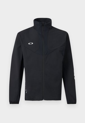 Čierna bunda so zipsom s vysokým golierom, dlhými rukávmi s elastickými manžetami a malým bielym logom na ľavej strane hrude.