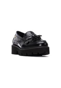Mocasines de cuero negro con un acabado suave, que cuentan con un detalle decorativo de borlas, suela de goma negra gruesa y acento en hardware dorado.