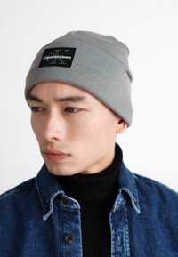 Calvin Klein Jeans MONO LOGO PATCH BEANIE UNISEX - Mütze - grey heather